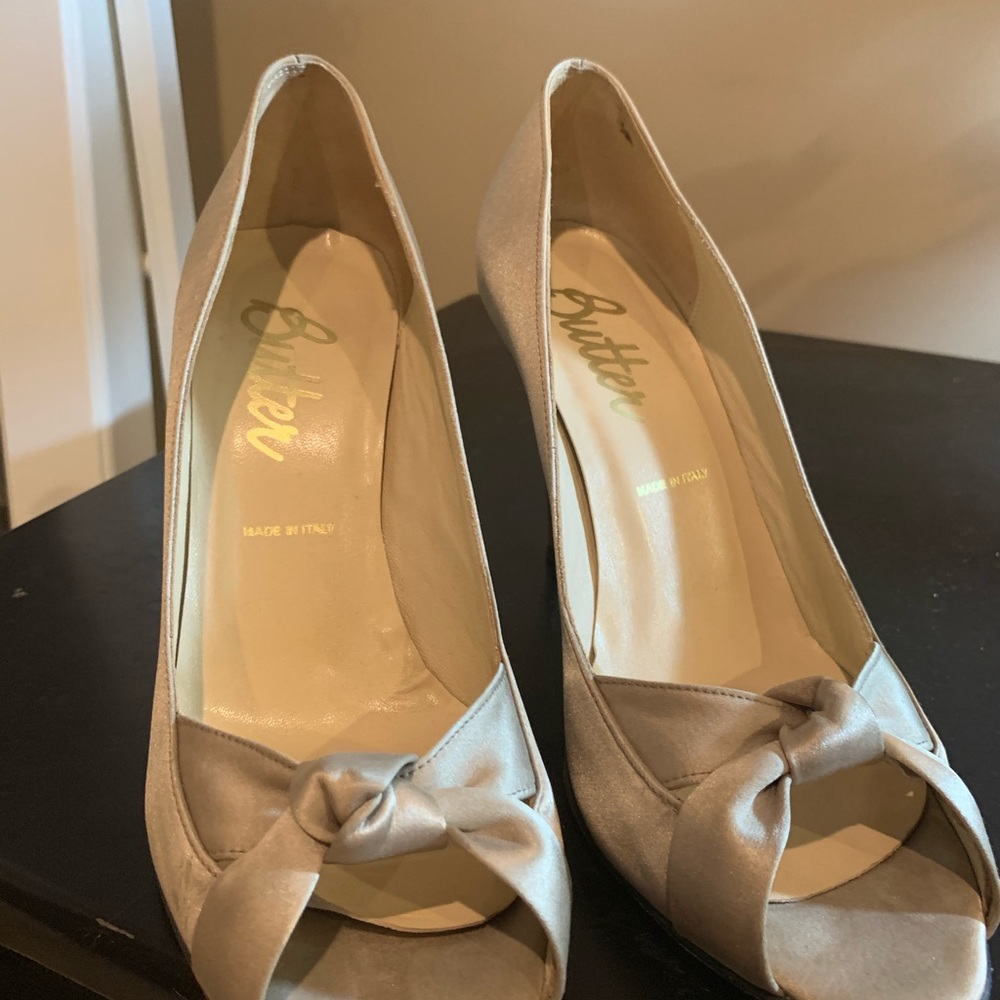 BUTTER soft gold heel with front twist pattern